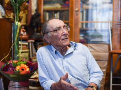 Астраханский краевед Александр Марков награжден памятным знаком губернатором Санкт-Петербурга