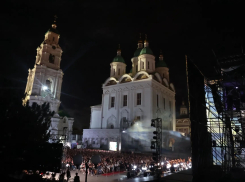 В Астраханском кремле оживили легендарную сказку, люди парили в воздухе