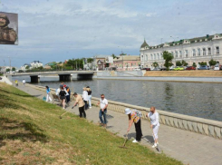 За день с астраханских набережных вывезли 12 кубометров мусора