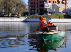 В городские каналы Астрахани стали чаще сбрасывать мусор