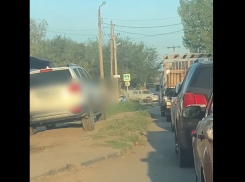 Астраханца оштрафовали за объезд пробки по пешеходной дорожке 