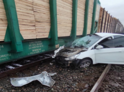 Под Астраханью в ДТП с поездом и легковушкой погибла женщина