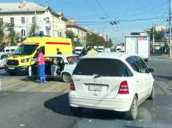 Опасный перекрёсток: астраханец на джипе вылетел на тротуар 