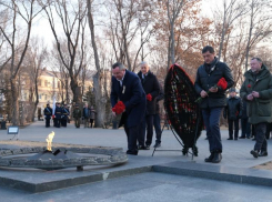 В Астрахани возложили венки в память о Сталинградской битве