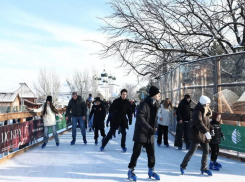 Из-за большого потока посетителей на катке в Астрахани усилили меры безопасности