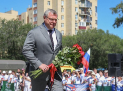 Астраханский губернатор почтил память погибших в конфликтах воинов
