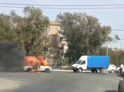 В Астрахани на проезжей части загорелся автомобиль