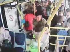 В Астрахани поймали мужчину, избившего кондуктора и укравшего продукты