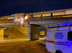 В Астрахани возбудили дело из-за упавшего на машину металлического ограждения