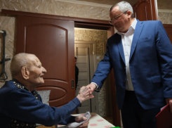 Игорь Мартынов поздравил ветерана Великой Отечественной войны Александра Калмыкова со 101-летием