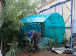 Астраханская администрация демонтировала незаконные конструкции на рынке в Жилгородке 