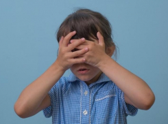 Врачи избавили маленького астраханца от личинки насекомого в глазу