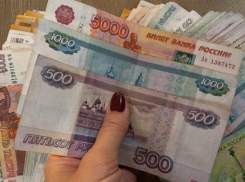 Астраханка полтора года незаконно получала зарплату