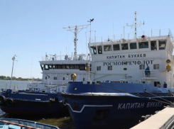 Астраханский губернатор поздравил работников морского и речного флота с праздником