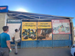 На улицах Астрахани продолжают убирать незаконную рекламу