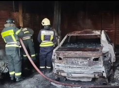 В Астрахани сгорел автосервис с автомобилем
