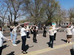 Спортивный флешмоб «На зарядку становись!» провели на вокзале Астрахани