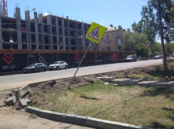 В Астрахани водитель наехал на дорожный знак и сломал полицейскому палец