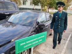 Иностранца будут судить за передачу автомобиля астраханке без разрешения таможни