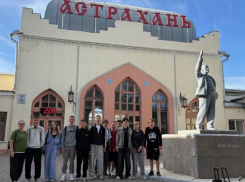 На вокзале Астрахани провели историческую экскурсию для подростков из Волгограда
