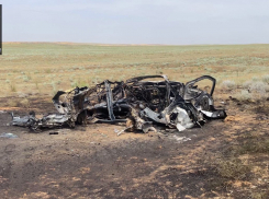 Шесть человек сгорели в машине после аварии на трассе «Астрахань - Элиста» 