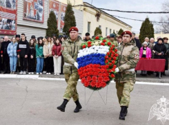В Астрахани почтили память погибших росгвардейцев
