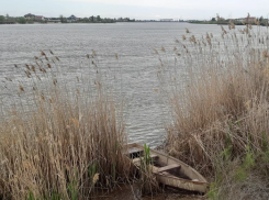 Астраханские рыбаки заметили в реке мертвого мужчину