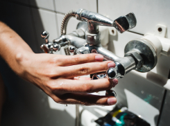 В центре Астрахани отключили горячую воду и отопление. Когда снова станет тепло?