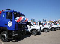 Астраханским коммунальщикам подарили спецтехнику за 50 миллионов рублей