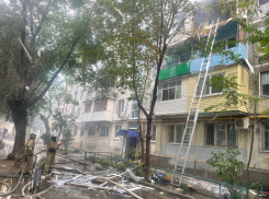 Причиной пожара в четырех квартирах в Астрахани назвали хлопок газа