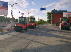 В Астрахани ремонтируют ямы на дорогах: на каких и где