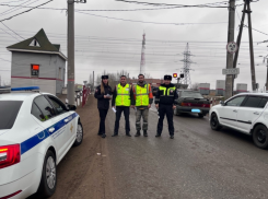 Астраханским водителям напомнили о правилах пересечения железнодорожных переездов