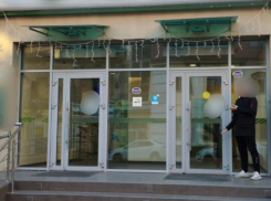 В Астрахани уволенный сотрудник кафе-бара хитроумно воровал деньги с бывшего места работы