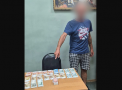 Астраханец лишился зарплаты из-за помощи знакомой парочке