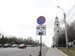 В Астрахани возле Кремля запрет остановки поменяли на запрет парковки