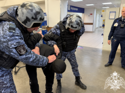 Астраханские росгвардейцы два дня подряд ловят нарушителей в крупных магазинах