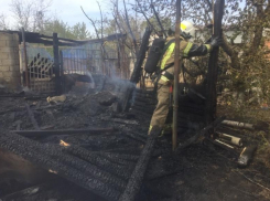 В Советском районе Астрахани пылает 1000 «квадратов» камыша