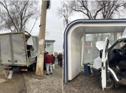 В Астрахани водитель грузовика сломал новую остановку