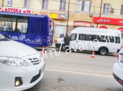 В Астрахани маршрутка въехала в новый автобус