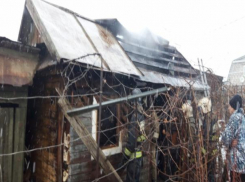 В Астрахани за сутки сгорели два дома и баня