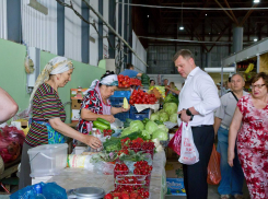 Астраханский губернатор поздравил работников торговли 