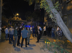 Власти Астрахани рассказали, что за трещины появились на многоэтажке и что будет с домом