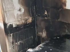 Под Астраханью на пожаре в квартире пострадала 16-летняя девушка