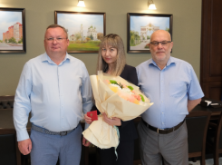 Игорь Мартынов вручил удостоверение астраханскому мировому судье