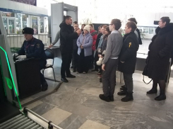 На железнодорожном вокзале Астрахани прошел урок электробезопасности для школьников 