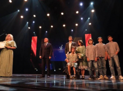 Астраханский губернатор наградил победителей Премии «Особенное счастье»