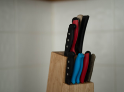 Астраханец пообещал убить пенсионерку из Саратова, угрожая кухонным ножом