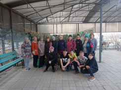 Жители села Самосделка Камызякского района плетут маскировочные сети для фронта