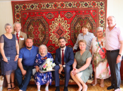 В Астрахани учительницу географии и немецкого языка поздравили со столетним юбилеем