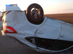 На севере Астраханской области перевернулся автомобиль, есть пострадавшие